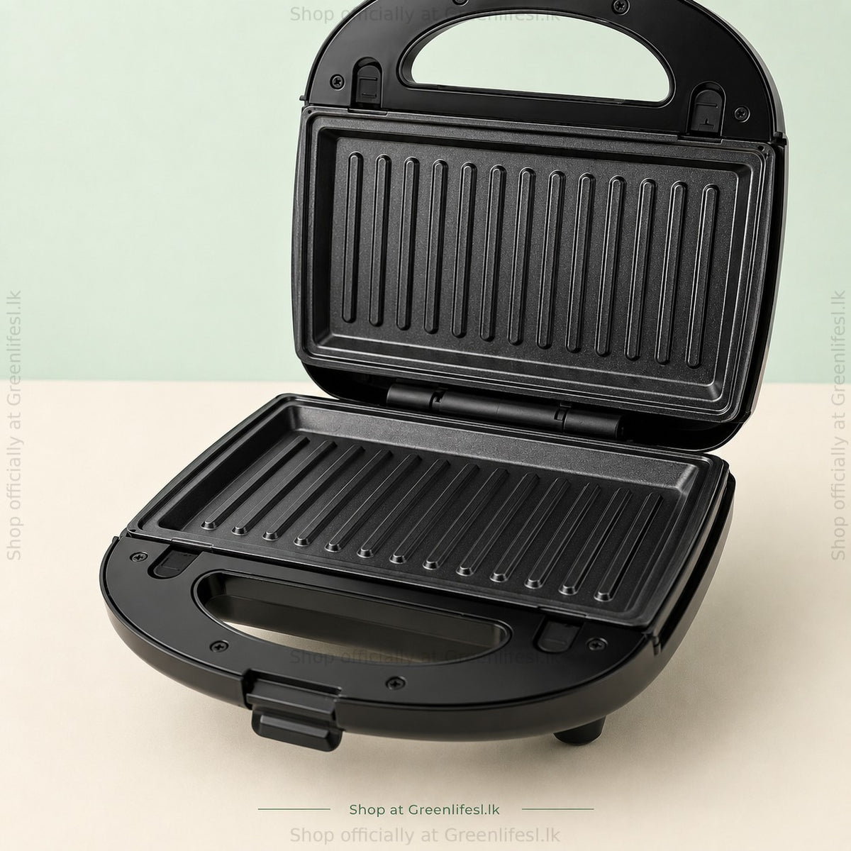 Greenlife 3-in-1 sandwich, waffle and grill maker 750W open, close-up of the ribbed grill plates